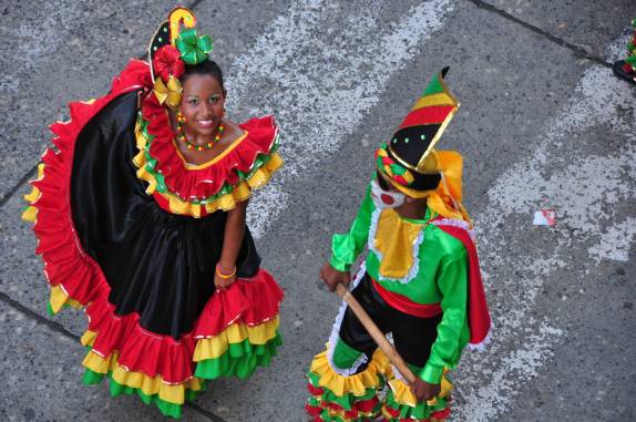 Desfile de 'carnaval' nas festas de independência de Cartagena, na Colômbia